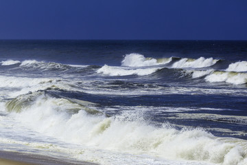 De wilde golven langs de Portugese kust