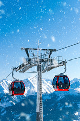 roter Skilift in den Alpen