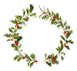 Fototapeta premium ヒイラギの葉とナンテンの実のクリスマスリース