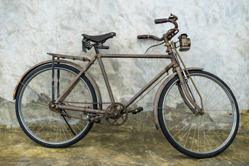 Fototapeta na wymiar Vintage bicycle leaning on cement wall.
