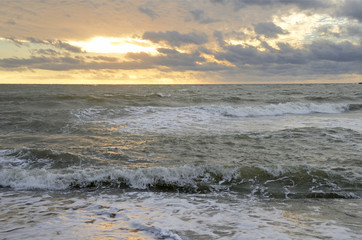 Россия, Краснодарский край, Джубга. Море на закате в ветренную погоду