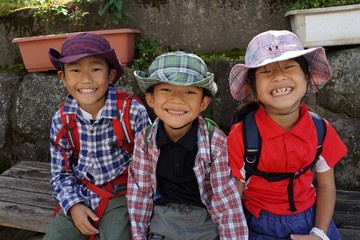 山歩きを楽しむ子供達　トリオ　三兄弟　遠足