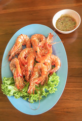 Steamed shrimp with hot sauce.