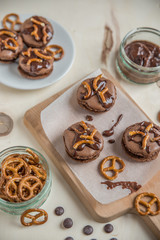 Schokoladen Macarons mit fleur de sal 