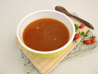 Selbst gemachte Hagebuttensuppe