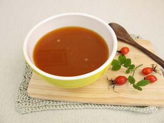 Selbst gemachte Hagebuttensuppe