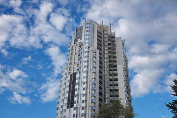Immeuble &eacute;lev&eacute;, blanc, ciel nuageux 