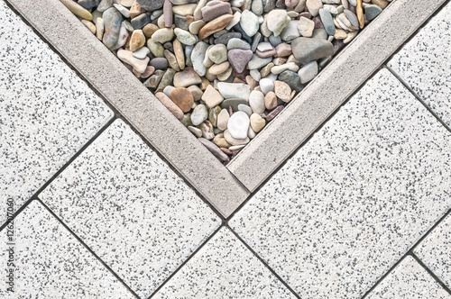 "Terrassenplatten und Zierkies, Materialmix für Gartenarchitektur und