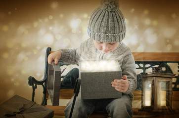 Junge mit Weihnachtsgeschenk