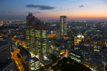 Fototapeta na wymiar 東京都市風景　夕景　夕焼け　トワイライト　マジックアワー　新宿から西南の方角を望む