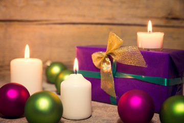 Festliches grün lilanes Weihnachtsmotiv