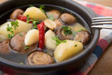 マッシュルームとジャガイモのアヒージョ
