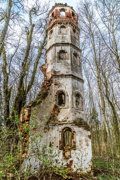 Turmruine der einstigen Kirche Sankt Georg bei Aichach nahe Augsburg als Lost Place