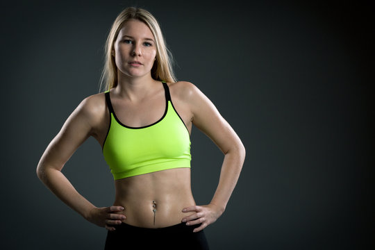 Junge blonde Frau verschwitzt im Sportoutfit