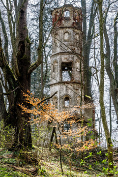 Alter Turm im Wald sieht aus wie im Märchen - St. Georg Kirche bei Aichach
