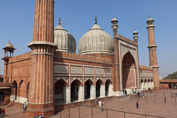 Obraz premium Jama Masjid of Delhi, is one of the largest mosques in India. Unidentified people walk in courtyard of Jama Masjid located in Old Delhi, India. 