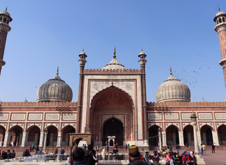 Obraz premium Jama Masjid of Delhi, is one of the largest mosques in India. Unidentified people walk in courtyard of Jama Masjid located in Old Delhi, India. 