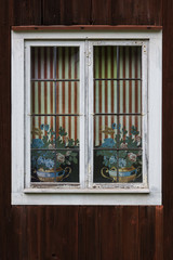 Altes Holzfenster an einem Bauernhaus