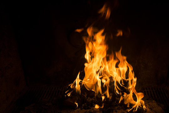 fiamme di fuoco su fondo nero