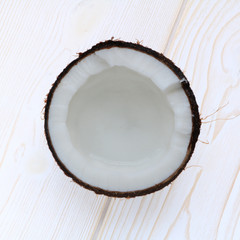 Noix de coco ouverte sur bois blanc 
