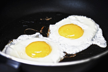 Cooking fried eggs