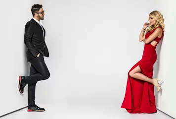 Junge Modepaare auf weißem Hintergrund im Studio © alexydance