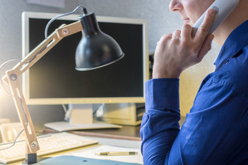 Motivierter Mann telefoniert im Homeoffice