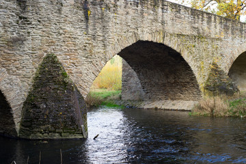 Brücke / alte Brücke über einen Fluß