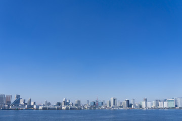 Fototapeta premium 東京都市風景 東京タワーと都市全景 超広角 快晴 青空 海 大空コピースペース