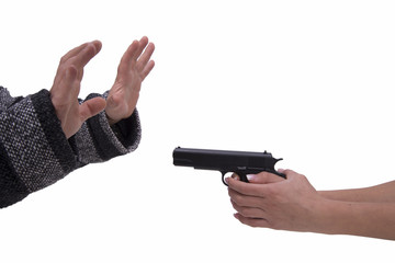 mani di donna e uomo con pistola pistola