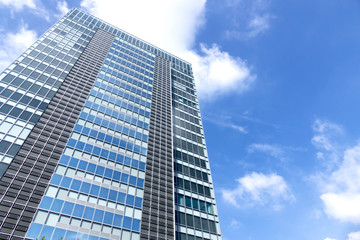 Fototapeta na wymiar 高層ビルと青空と雲　見上げる　シンプル　汎用