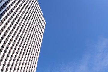 高層ビルと青空　見上げる　シンプル　汎用　背景