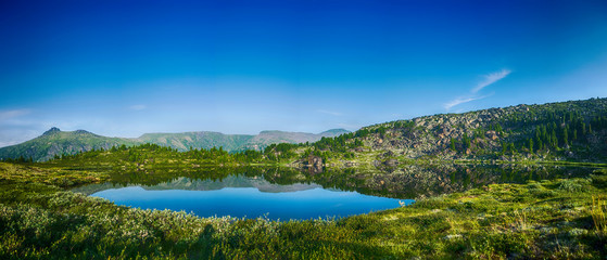 Obraz na płótnie Canvas Blue Montain Lake