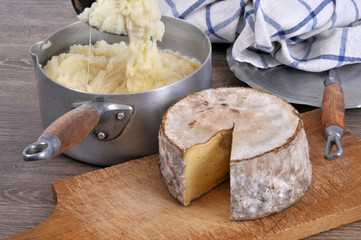 Tomme de Savoie et casserole d'aligot