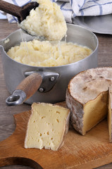 Casserole d'aligot et morceau de tomme de Savoie