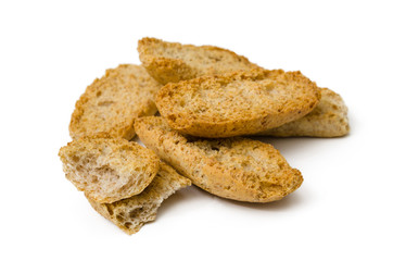 Crostini di pane su fondo bianco