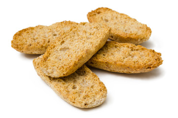 Crostini di pane su fondo bianco