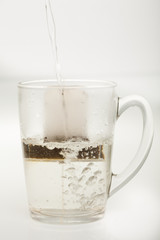 tasse de thé en sachet avec de l'eau bouillante