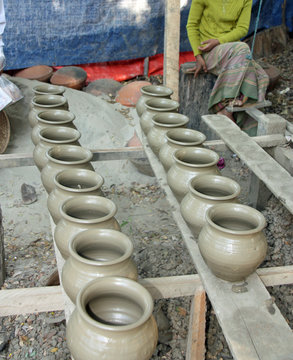 Pots d'argile du village de Sagaing, Birmanie