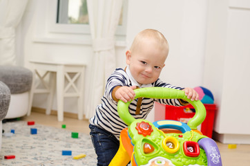 Baby beim Laufen lernen