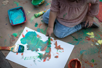 Niños jugando con pinturas y temperas