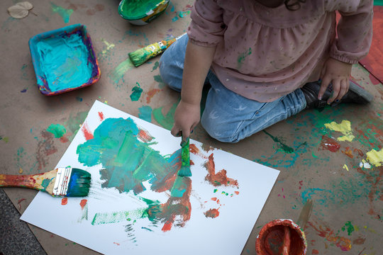 Ni&ntilde;os jugando con pinturas y temperas