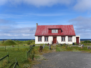 Fototapeta premium Verlassenes Haus am Strand in Blönduós im Norden von Island