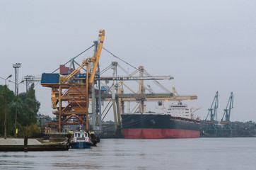 Fototapeta premium BIG SHIP AT THE WHARF