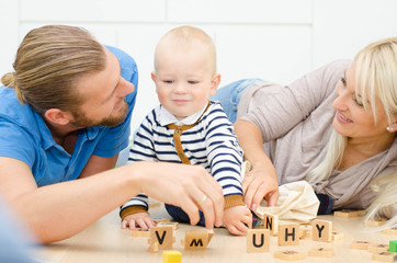 Obraz premium Junge Familie im Wohnzimmer