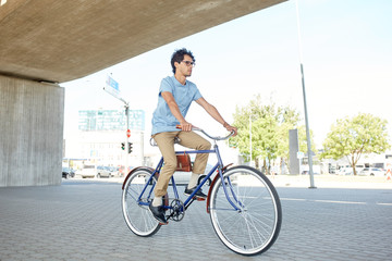 Obraz premium young hipster man riding fixed gear bike