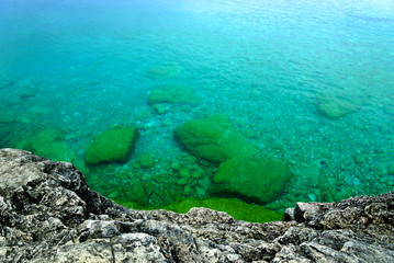 Piękne jezioro ze skalistym brzegiem © Patryk