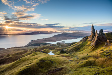 Naklejka premium Wschód słońca w najpopularniejszym miejscu na wyspie Skye - The Old Man of Storr - piękna panorama niesamowitej scenerii z żywymi kolorami i malowniczą panoramą - symboliczna atrakcja turystyczna