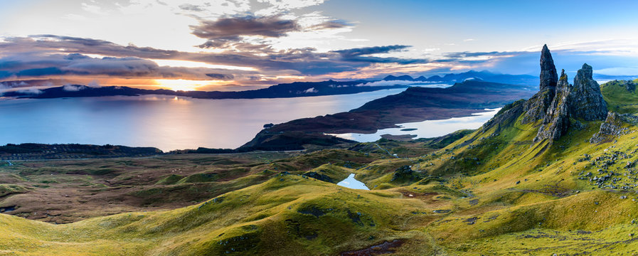 Fototapeta Wschód słońca w najpopularniejszej lokalizacji na wyspie Skye - The Old Man of Storr - piękna panorama niesamowitej scenerii z żywymi kolorami i malowniczą panoramą - symboliczna atrakcja turystyczna