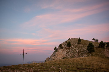 Amanecer y cruces en la cima de la Gallina Pelada, Berguedà © Xevi Vilaregut